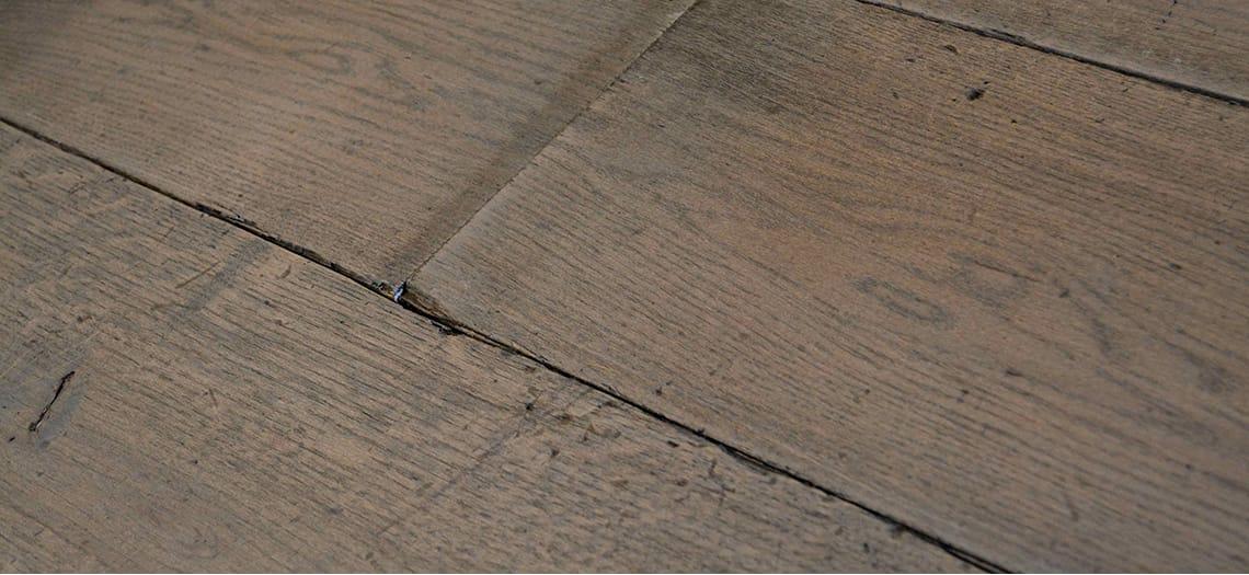 Close-up van verweerde planken met scheuren en diepe nerf