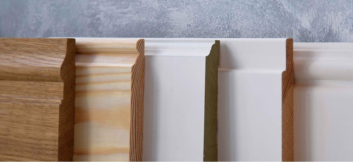 Verschillende plintprofielen tegen een witte wand