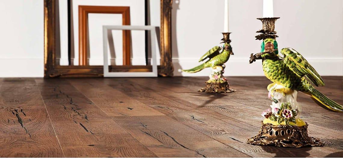 Brede, verouderde houten planken van een kasteelvloer