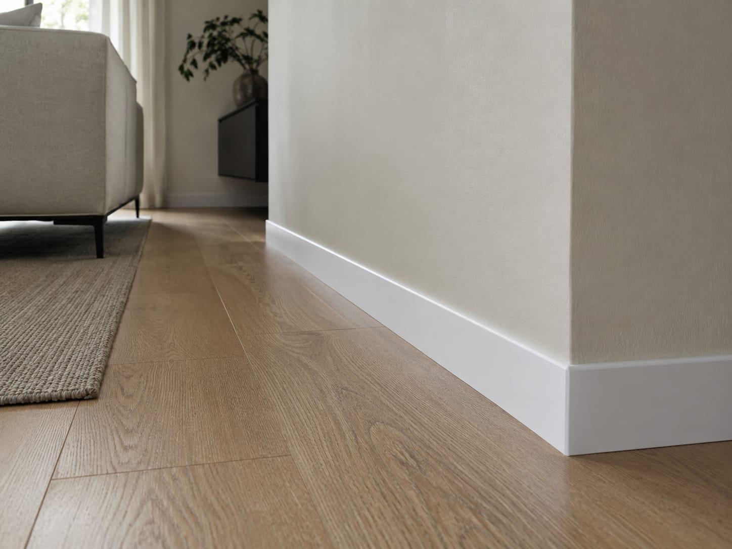 Eiken vloer met hoge witte MDF plint