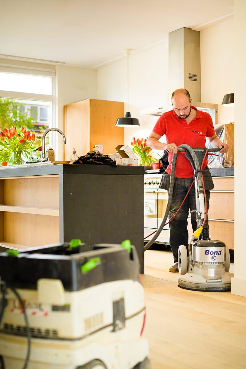 Gelakte eiken parketvloer in open keuken