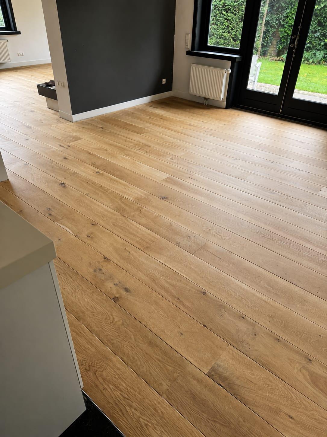 Eiken plankenvloer met matte afwerking bij een donkere wand