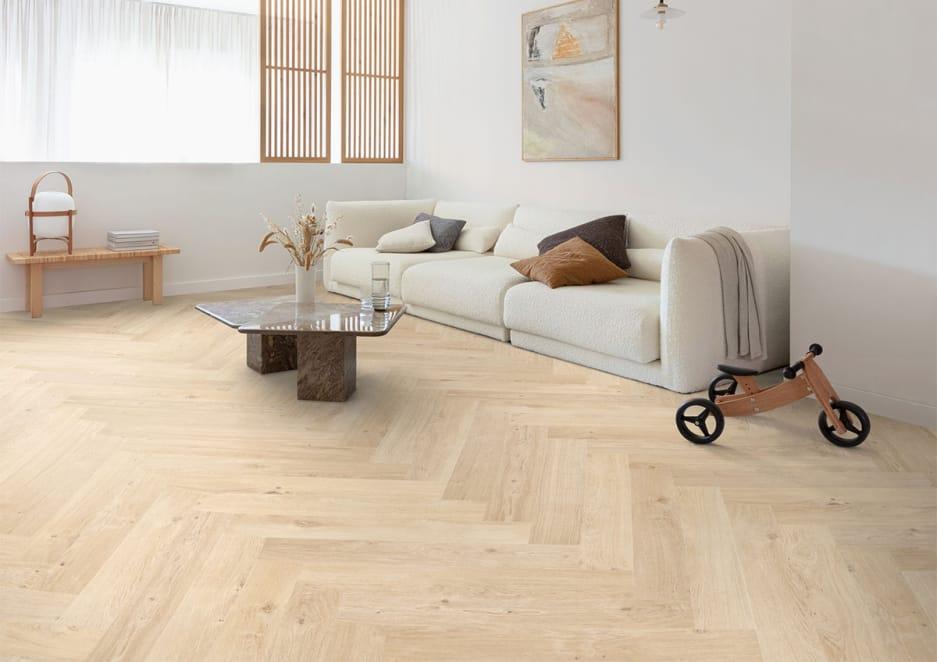 Floorify PVC plakvloer Hirame large in walvisgraat in een lichte woonkamer